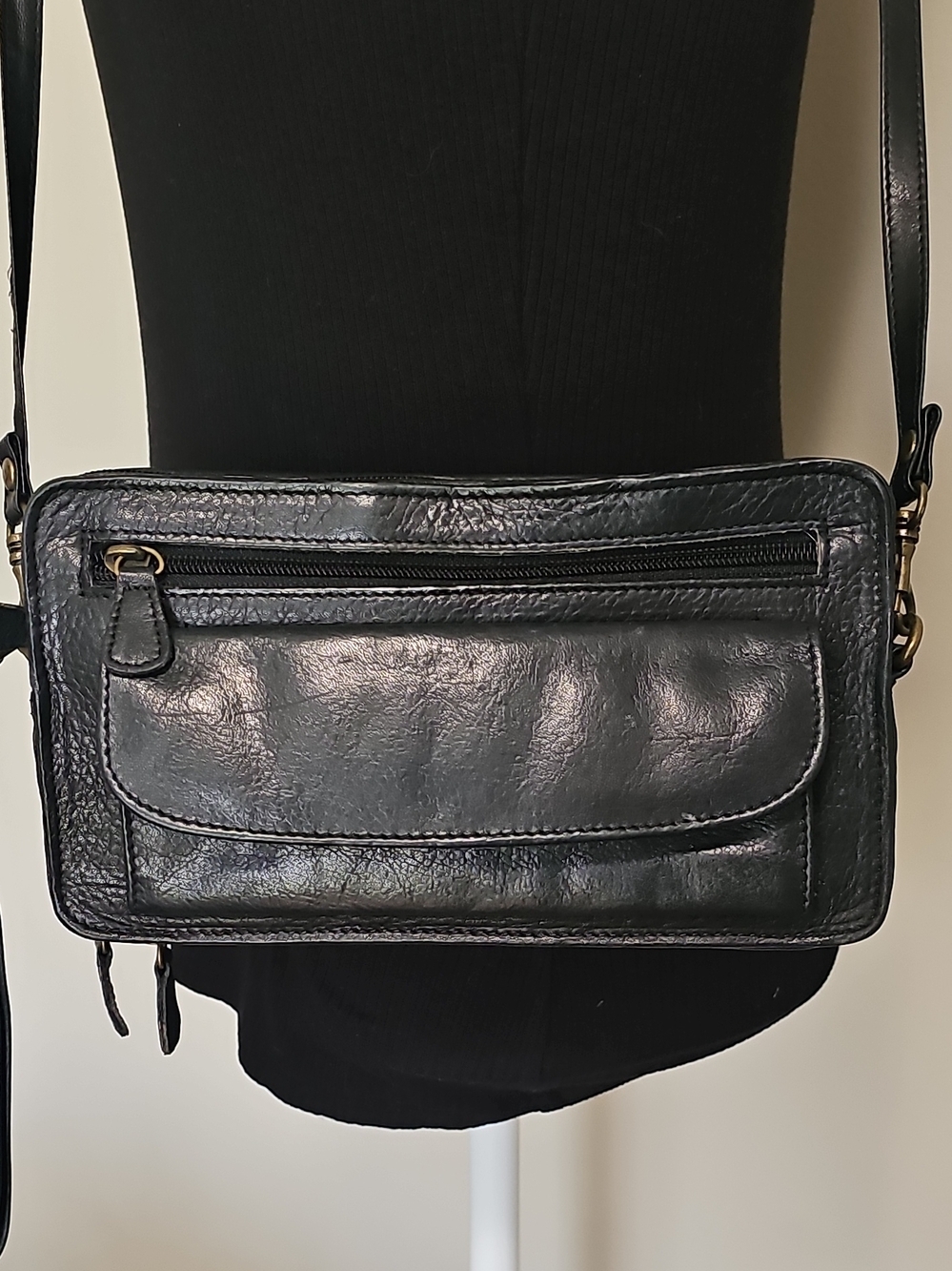 Boulder Ridge Classic Black Leather Crossbody Bag
